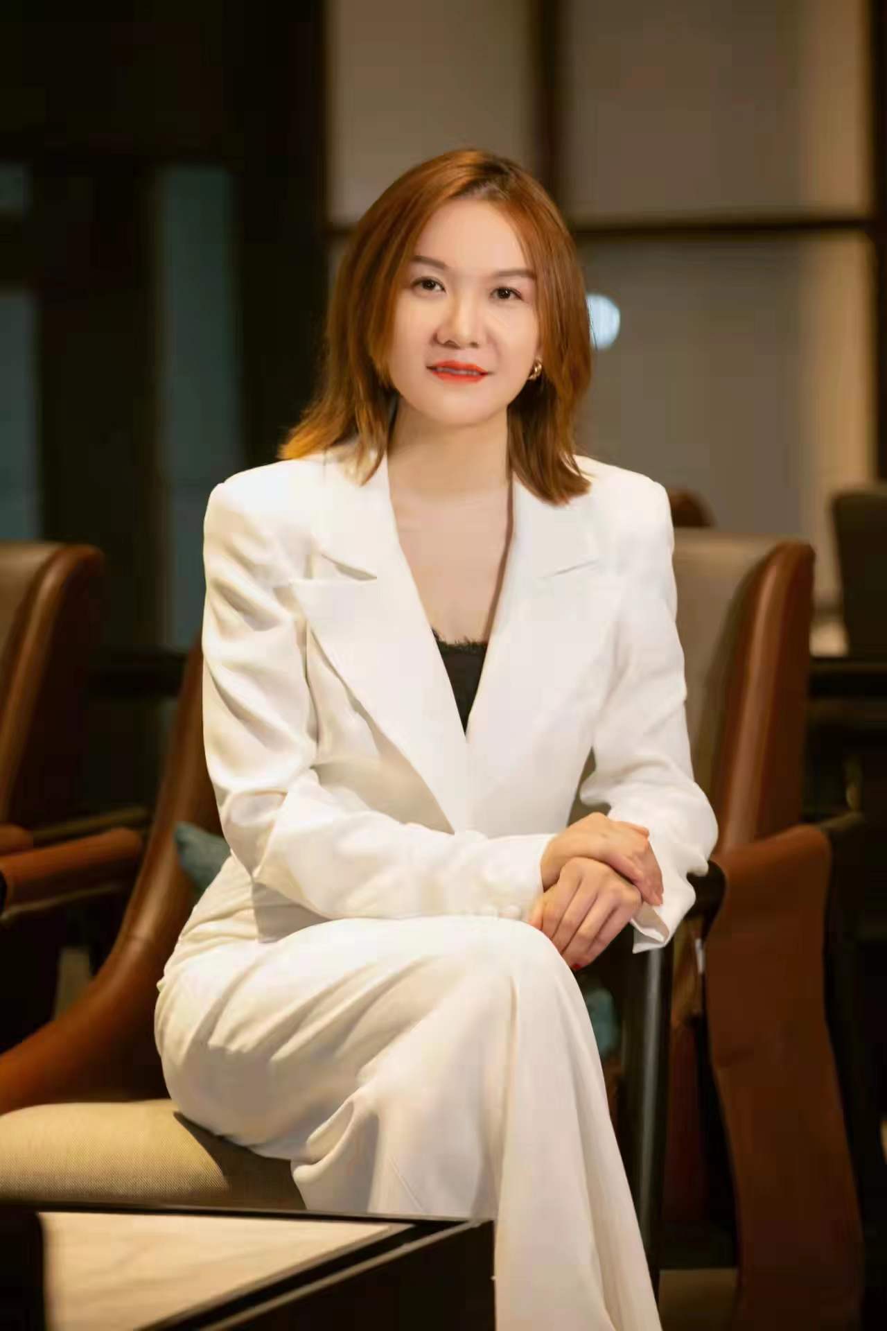 黄河信产-郑文青商务照.jpg